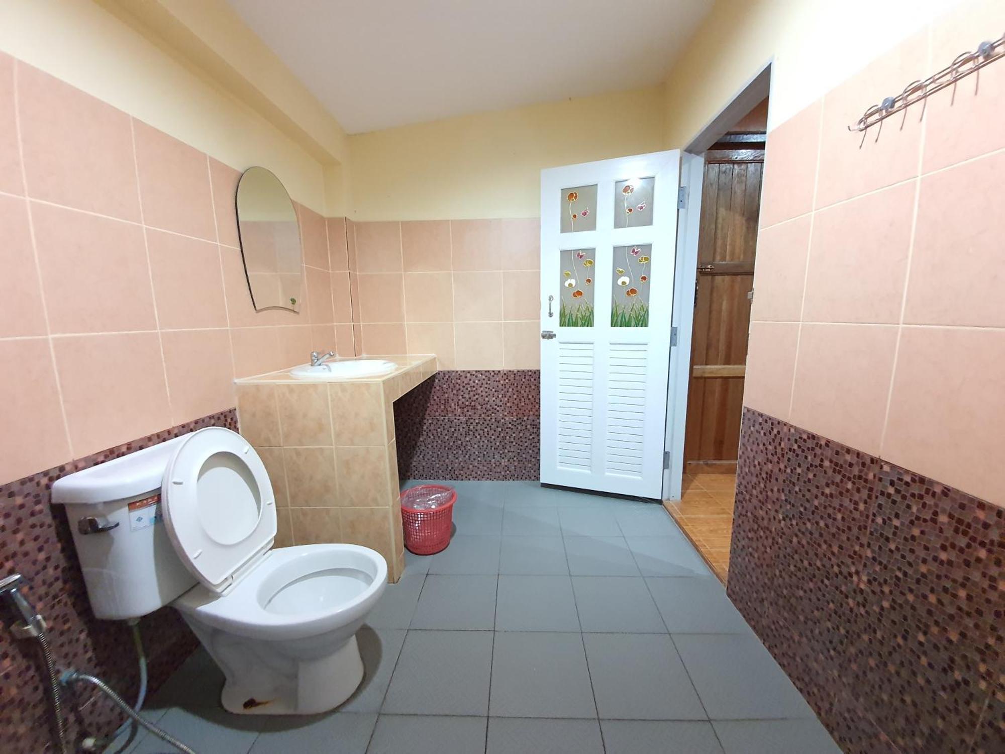 Benjaporn Bungalow Ko Si Chang Room photo